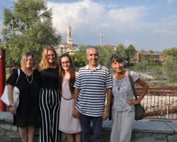 Fleur con la sua famiglia e l'assistente